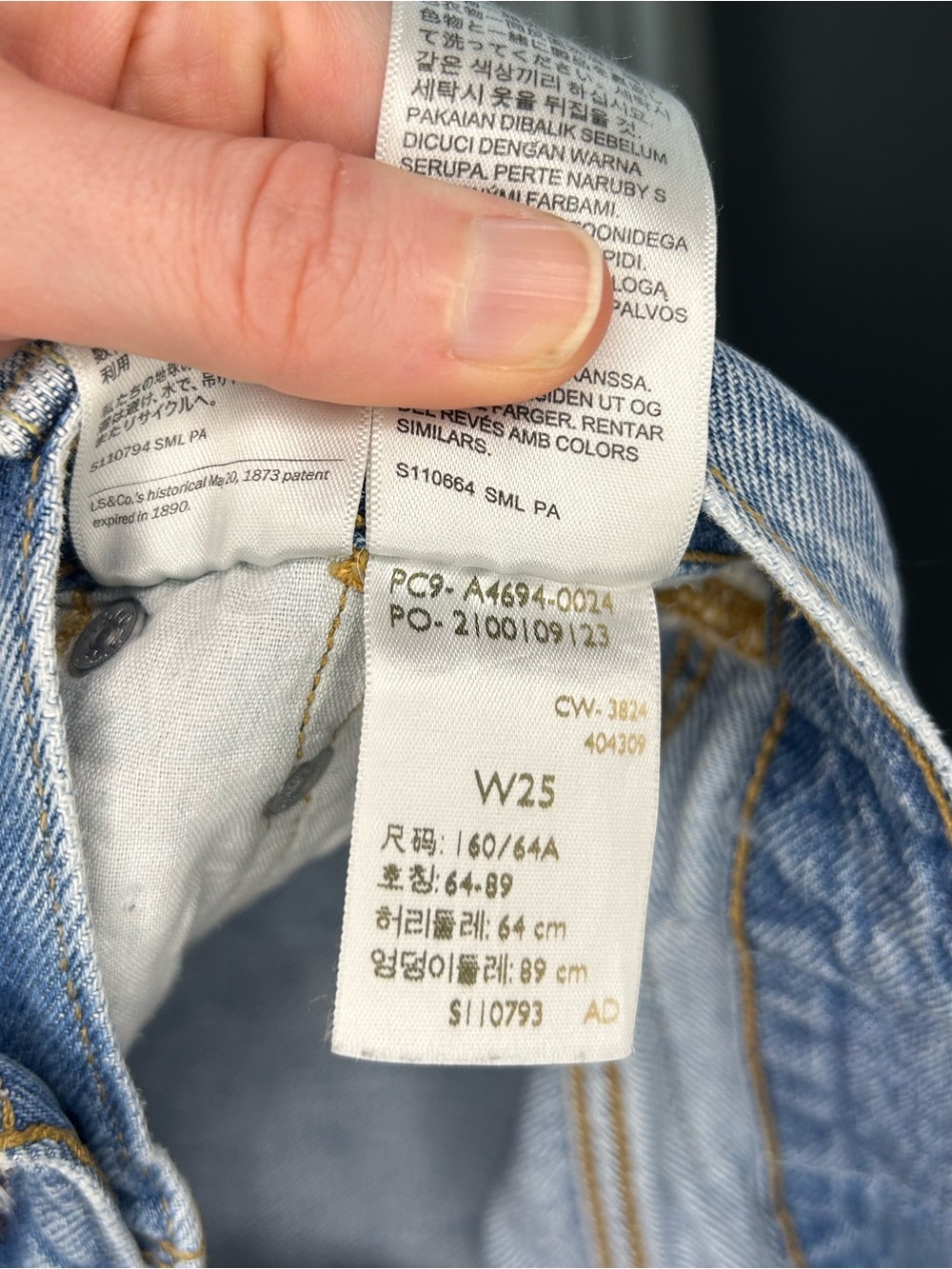 🏜️LEVI’S Icon Denim Mini Skirt Light Wash Raw Hem High Rise - Size 25 - Picture 6 of 7